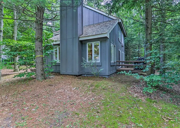 Unwind Fireside & Walk To Slopes! Poconos Getaway